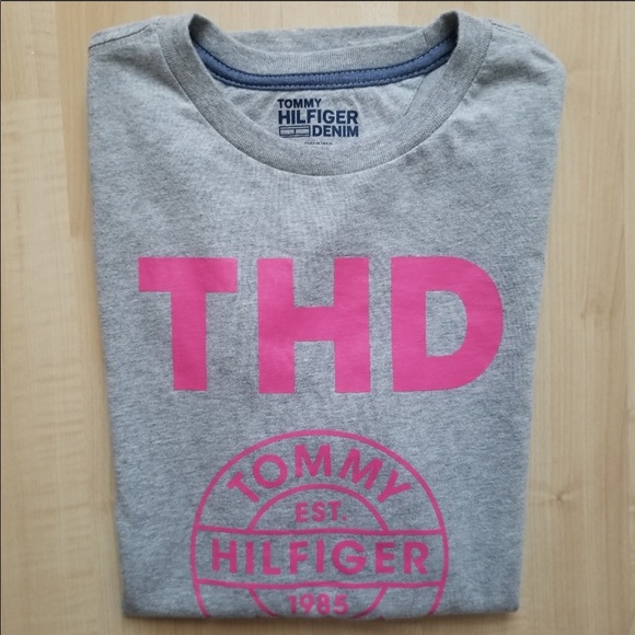 🏡 Moving sale Price Firm NWOT Hilfiger Denim short sleeved t shirt - Picture 2 of 5